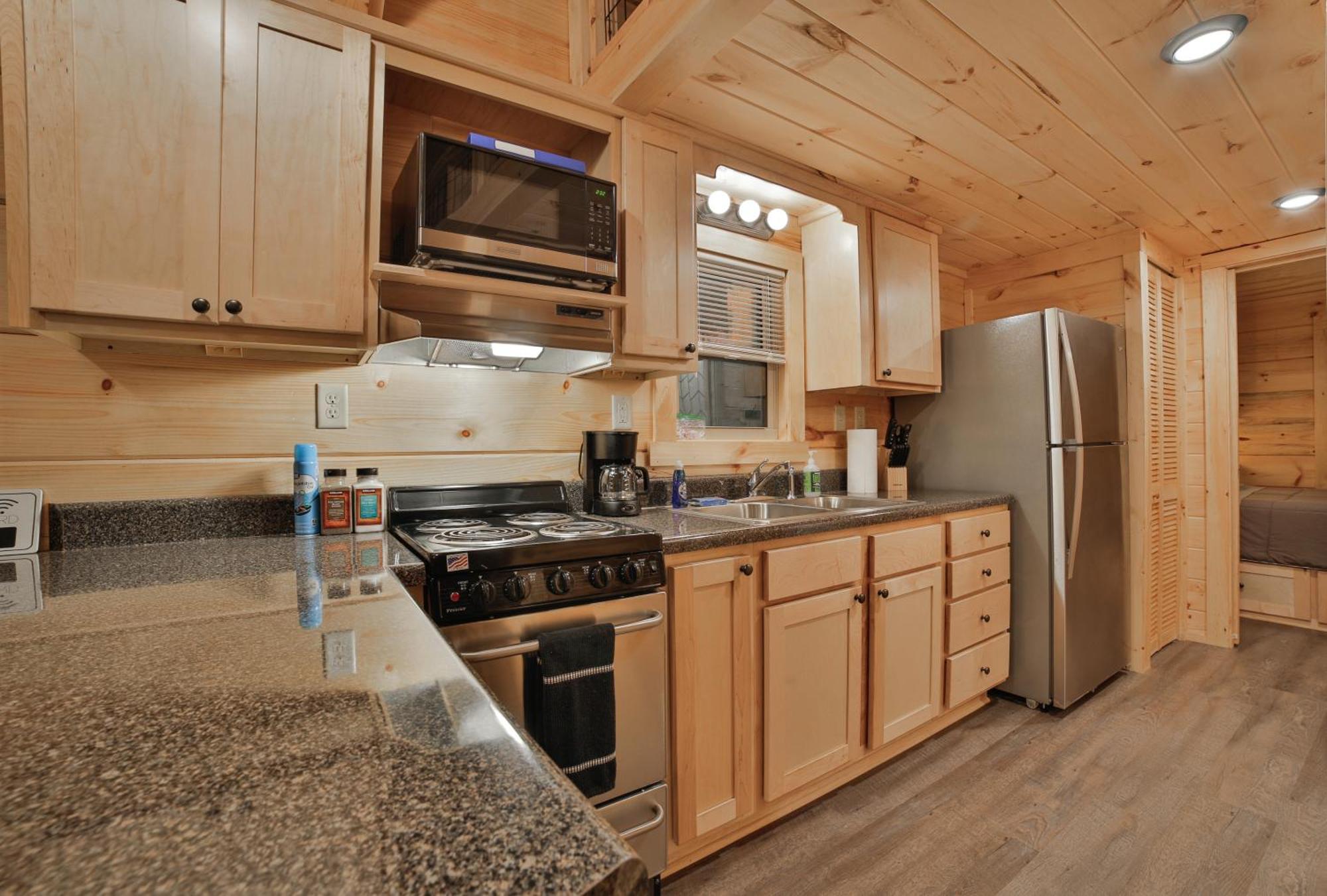Ryon Tiny City-side Rustic Retreat