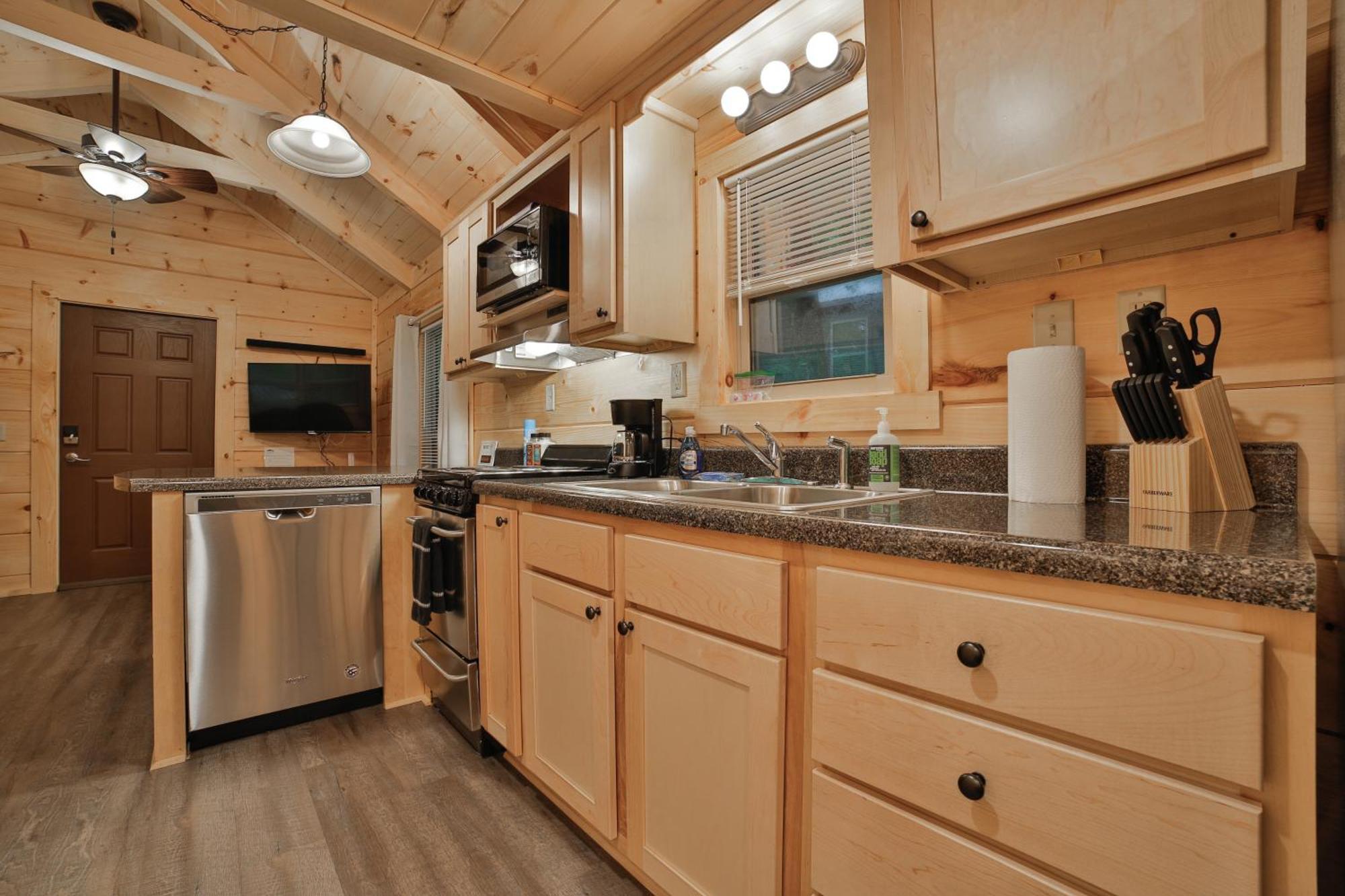 Ryon Tiny City-side Rustic Retreat